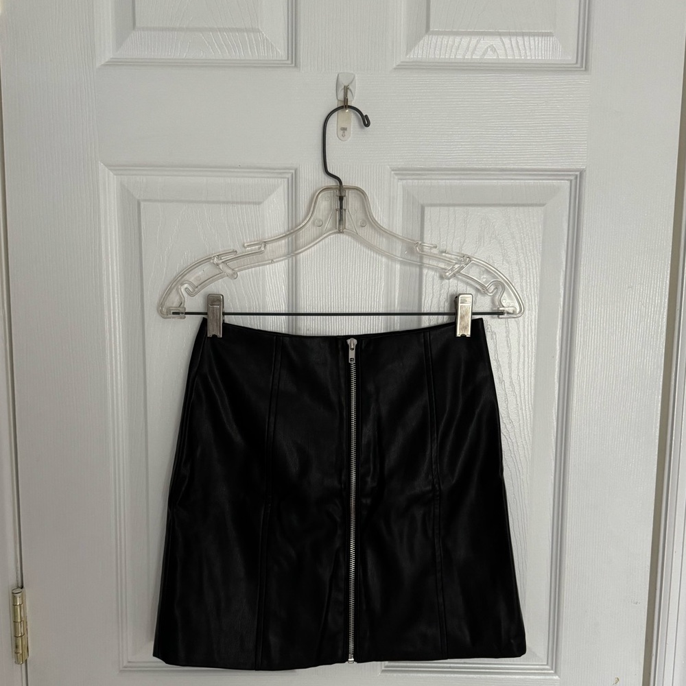 Forever 21 leather front zip skirt